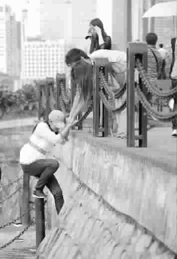 图:国庆长假,在浦东滨江大道,一些游客不顾危险,竟然擅自跨越围栏,进入江畔滩涂湿地 杨建正 摄 图:国庆长假,在浦东滨江大道,一些游客不顾危险,竟然擅自跨越围栏,进入江畔滩涂湿地 杨建正 摄