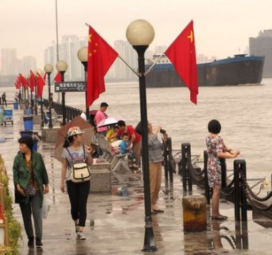 游客抓紧长假尾巴饱览申城美景