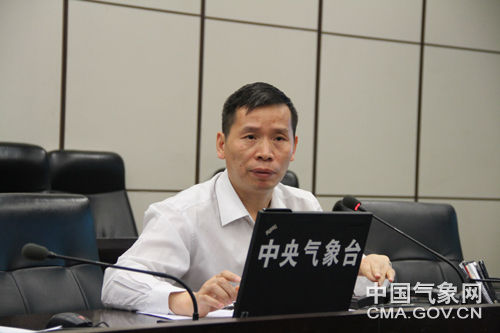 在新闻发布会上,钱传海对“菲特”特点及未来趋势进行介绍。摄影:徐文彬 在新闻发布会上,钱传海对“菲特”特点及未来趋势进行介绍。摄影:徐文彬