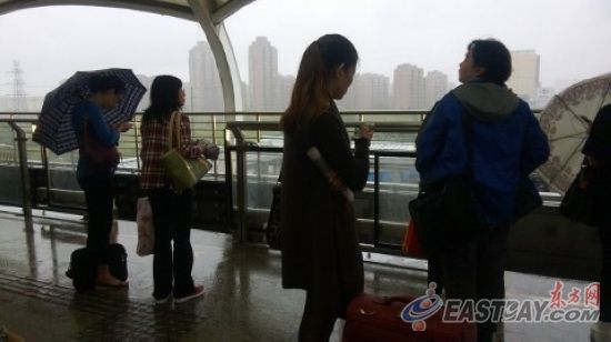 由于狂风暴雨,许多乘坐地铁的市民被挡在站内进出不得 由于狂风暴雨,许多乘坐地铁的市民被挡在站内进出不得