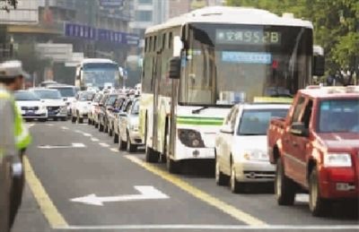 ■ 昨天晚高峰,西藏中路福州路口,不少社会车辆驶入了公交专用道 本报记者 张龙 摄 ■ 昨天晚高峰,西藏中路福州路口,不少社会车辆驶入了公交专用道 本报记者 张龙 摄