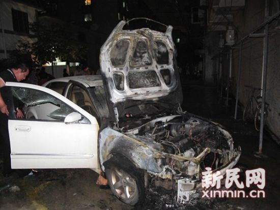 图说:起火车辆已经面目全非。新民网通讯员 何平 摄 图说:起火车辆已经面目全非。新民网通讯员 何平 摄