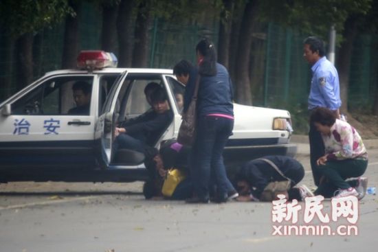 家属悲痛欲绝。新民网资料图 萧君玮 摄 家属悲痛欲绝。新民网资料图 萧君玮 摄