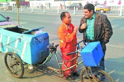 环卫工英语指路 六级没问题(图)