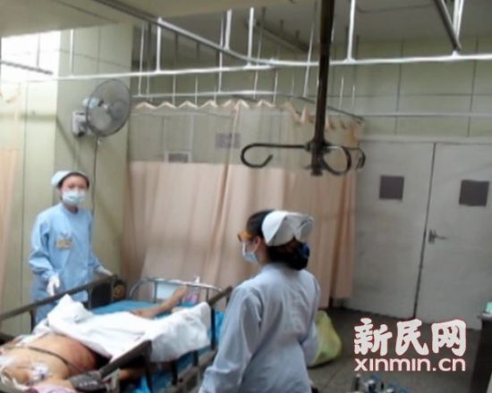 骑车男子伤重抢救无效身亡。通讯员 何平 摄 骑车男子伤重抢救无效身亡。通讯员 何平 摄