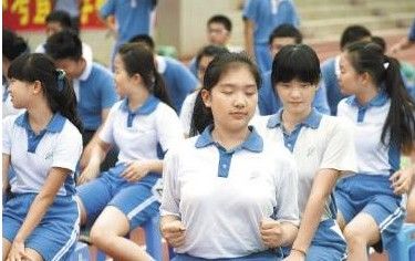 学校不准穿有色内衣_学校禁穿有色内衣引不满 鲜艳内衣在校服底下隐隐作现 2