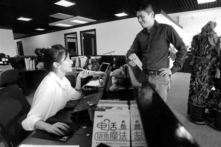 从东华信息安全专业本科毕业后,小罗和同学们创立了一家公司,为政府、企业提供网络安全服务 摄影 何雯亚 从东华信息安全专业本科毕业后,小罗和同学们创立了一家公司,为政府、企业提供网络安全服务 摄影 何雯亚