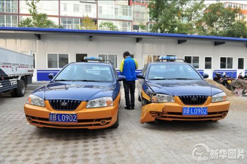 的哥追撞套牌车+爆胎结束追逐(图)