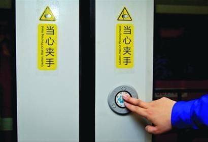 人性化的乘客手动开、关按钮。 /晨报记者 竺钢 人性化的乘客手动开、关按钮。 /晨报记者 竺钢