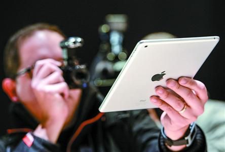 在美国旧金山举行的新品发布会上,一名摄影师在拍摄新版iPad mini 新华社发 在美国旧金山举行的新品发布会上,一名摄影师在拍摄新版iPad mini 新华社发