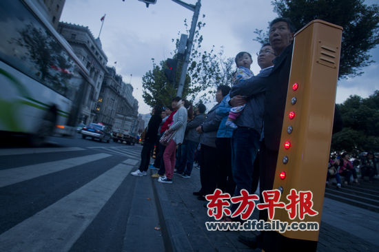 昨日,外滩中山东一路南京东路路口,红外线感应装置不断提醒行人不要闯红灯。早报记者 杨深来 图 昨日,外滩中山东一路南京东路路口,红外线感应装置不断提醒行人不要闯红灯。早报记者 杨深来 图