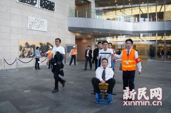 图说:10月24日,上海环球金融中心举行防灾综合训练,首次试用残疾人专用特殊轮椅。上海环球金融中心供图 图说:10月24日,上海环球金融中心举行防灾综合训练,首次试用残疾人专用特殊轮椅。上海环球金融中心供图