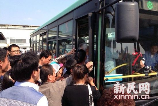 图说:上周末,昆山的公交车难以满足蜂拥而至客流的需求。新民网记者 李若楠 摄 图说:上周末,昆山的公交车难以满足蜂拥而至客流的需求。新民网记者 李若楠 摄