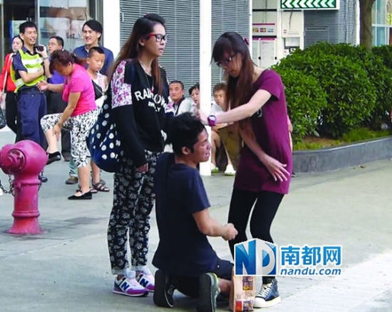 <em>港女街头掴男友14巴掌</em>(图)_新浪上海_新浪网