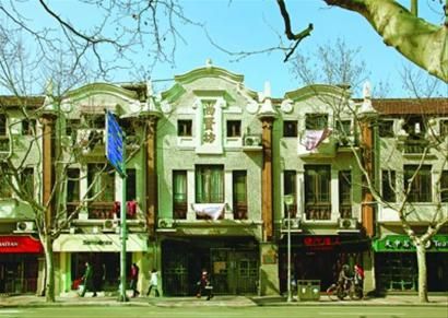 □建造于1921年的尚贤坊,算是上海著名的石库门里弄代表,有过街骑楼和黑漆大门,内有天井,弄内楼高两层,是典型的老式石库门,立面是西班牙巴洛克风格,西洋浮雕装饰。 /IC □建造于1921年的尚贤坊,算是上海著名的石库门里弄代表,有过街骑楼和黑漆大门,内有天井,弄内楼高两层,是典型的老式石库门,立面是西班牙巴洛克风格,西洋浮雕装饰。 /IC