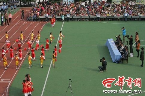 小学生穿夏装表演 家长不满形式主义