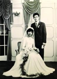 □朱先生夫妇1982年在人民照相馆拍摄的婚纱照 □朱先生夫妇1982年在人民照相馆拍摄的婚纱照
