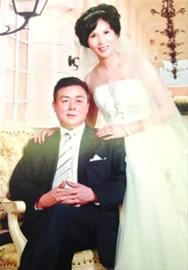 □朱先生夫妇今年在人民照相馆拍摄的婚纱照 /晨报记者 周思立 翻拍 □朱先生夫妇今年在人民照相馆拍摄的婚纱照 /晨报记者 周思立 翻拍