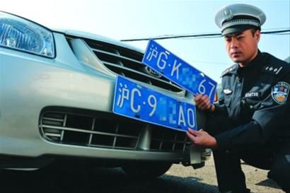 □杨浦交警将套牌车抓个正着。此车将原来的“沪C”牌照换成了网购的“沪G”克隆牌照。 /晨报记者 肖允 □杨浦交警将套牌车抓个正着。此车将原来的“沪C”牌照换成了网购的“沪G”克隆牌照。 /晨报记者 肖允