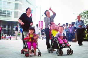 第六次人口普查的统计数据显示,中国人口已出现老龄化与少子化并存的结构特征。这意味着,未来中国将面临严峻的养老困局。杨深来 早报资料 第六次人口普查的统计数据显示,中国人口已出现老龄化与少子化并存的结构特征。这意味着,未来中国将面临严峻的养老困局。杨深来 早报资料