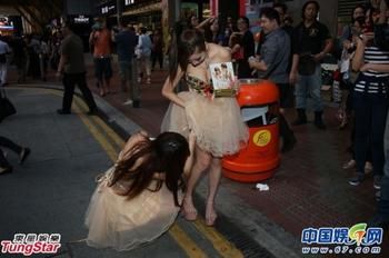 嫩模当街拆<em>胸罩</em>底裤赠人<em>闻</em> 写真成禁书(图)(4)