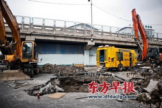 昨日,外环内圈北翟路出口处,塌陷路面约有50平方米。 早报记者 杨一 图 昨日,外环内圈北翟路出口处,塌陷路面约有50平方米。 早报记者 杨一 图
