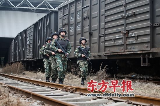 10月30日,武警战士正在押运火车旁巡逻。当日是今年中队担负的第44批押运任务。 早报记者 杨一 图 10月30日,武警战士正在押运火车旁巡逻。当日是今年中队担负的第44批押运任务。 早报记者 杨一 图
