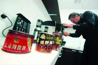 □1958年产的上海咖啡包装罐(左一),见证了数十年来这个中国咖啡第一品牌的变迁。 /晨报记者 杨眉 □1958年产的上海咖啡包装罐(左一),见证了数十年来这个中国咖啡第一品牌的变迁。 /晨报记者 杨眉