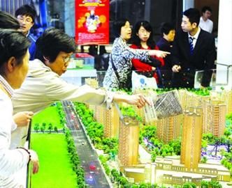 □业内分析,政策出台后,短期内上海楼市成交将会出现一定幅度的降温。 晨报记者 殷立勤 □业内分析,政策出台后,短期内上海楼市成交将会出现一定幅度的降温。 晨报记者 殷立勤