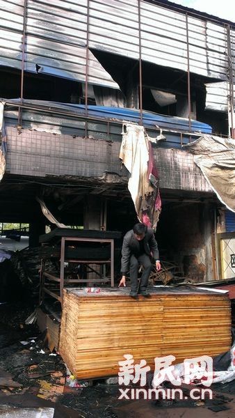 图说:店内人员清理物品。新民晚报 陈浩 拍摄 图说:店内人员清理物品。新民晚报 陈浩 拍摄