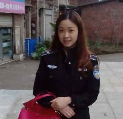 美女城管微笑执法 小贩被女神微笑征服了(图)(4)_新浪上海_新浪网
