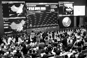 昨日,杭州淘宝总部的大屏幕不断刷新“双11”成交金额。电商的狂欢让传统商家倍感压力。 新华社 昨日,杭州淘宝总部的大屏幕不断刷新“双11”成交金额。电商的狂欢让传统商家倍感压力。 新华社
