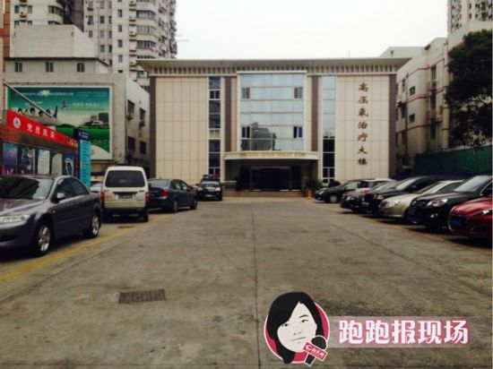 医院楼下停有警车。新民网 胡彦珣 摄 医院楼下停有警车。新民网 胡彦珣 摄