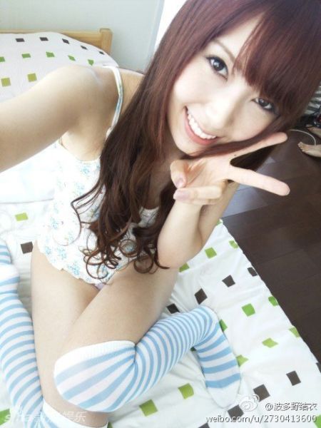 波多野结衣晒摸奶照 盘点<em>大胆</em>露肉照(组图)(2)