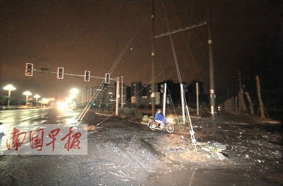 大学生骑车遭钢丝割头