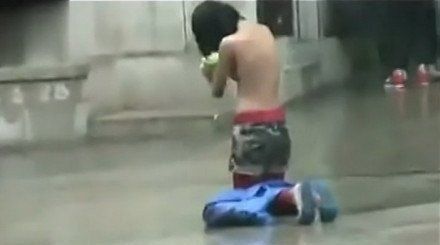 实拍<em>女孩</em>为讨15元钱雨中<em>裸胸</em>下跪 没人搭理(图