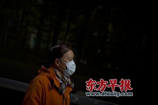 昨天,在肇嘉浜路上,一位市民穿着保暖的衣服出行。受冷空气影响,申城昨晚开始降温。早报记者 杨深来 图 昨天,在肇嘉浜路上,一位市民穿着保暖的衣服出行。受冷空气影响,申城昨晚开始降温。早报记者 杨深来 图