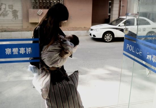 父母4万叫卖亲儿 生得起养不起就为赚钱?(2)