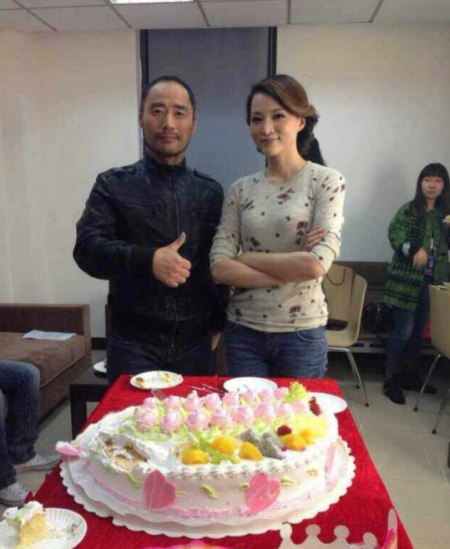 董卿<em>40岁生日</em>庆生照曝光 剧组<em>祝福</em>卿春永驻(图