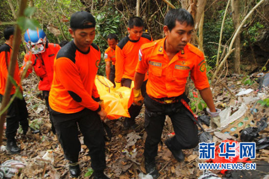 巴厘岛旅游车坠崖 4名中国人遇难