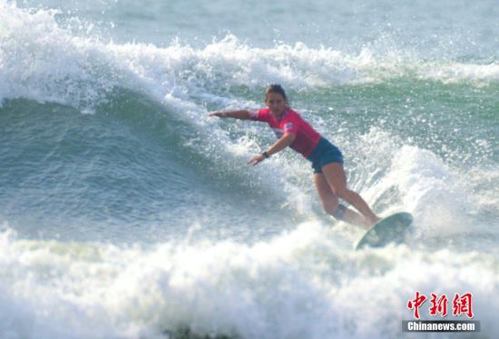 世界<em>女子冲浪</em>高手 日月湾海浪开出朵朵美人鱼