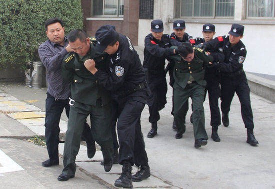 假军官团伙落网 嫌犯劫狱未成(图)