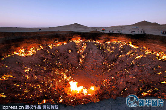 中亚沙漠深坑大火(图)(5)