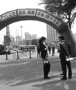 上海市房管局及市工商局宣布,今年年底前将在全市范围内开展房产经纪市场专项整治工作。 本版摄影 记者 王涌 上海市房管局及市工商局宣布,今年年底前将在全市范围内开展房产经纪市场专项整治工作。 本版摄影 记者 王涌