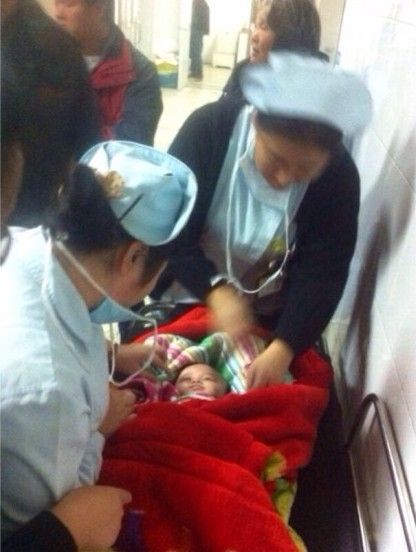 图说:医护人员正对男婴进行救助。图片来源:新浪微博 图说:医护人员正对男婴进行救助。图片来源:新浪微博