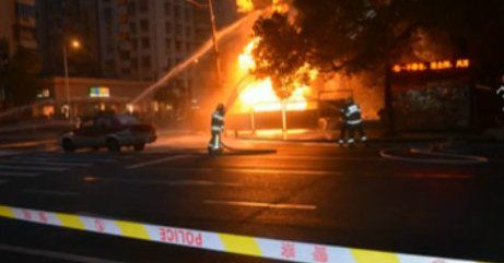 温州爆炸 煤气管破裂爆炸信号灯被冲歪(图)(10