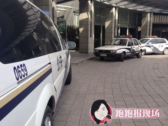 嘉汇广场楼下已停满了警车。新民网 记者 胡彦珣 摄 嘉汇广场楼下已停满了警车。新民网 记者 胡彦珣 摄