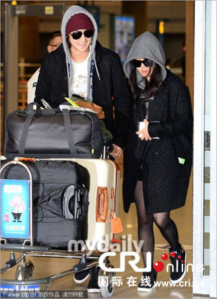  金范文根英 穿着情侣装返韩(图)_新浪上海_新浪