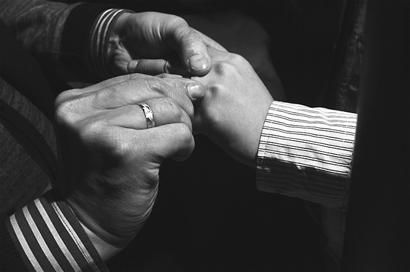 兄弟反目致母亡尸4年未火化 兄弟抢房协议分家