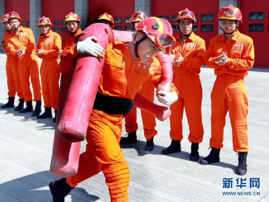 上海消防开展“三伏大练兵”活动